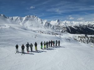 lyžaři před sjezdem